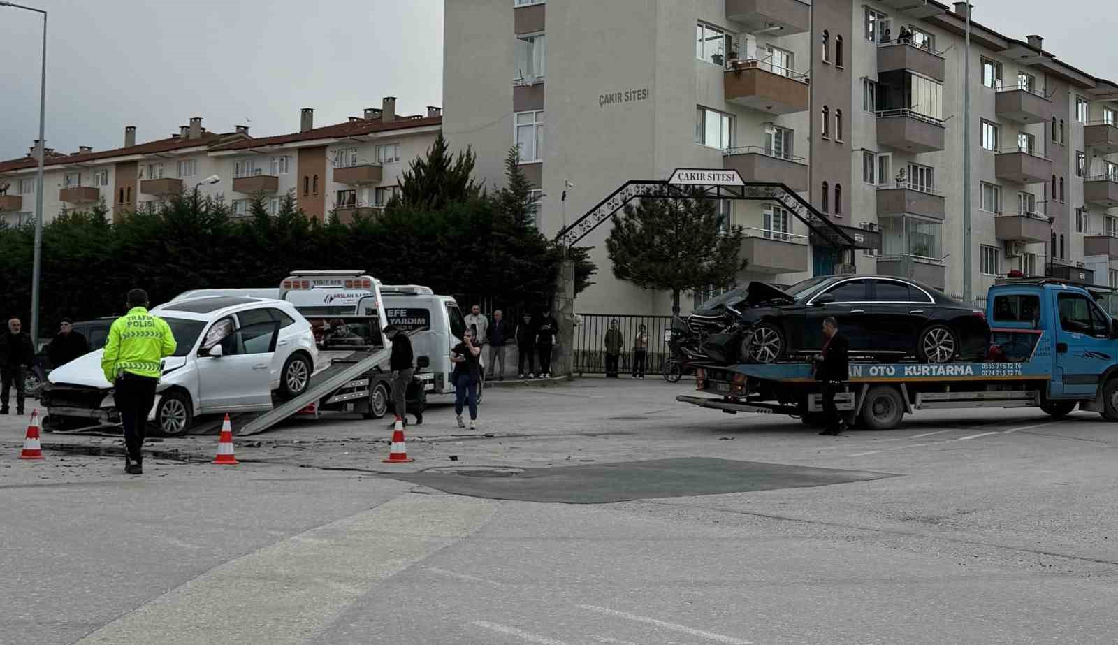 Bursa’da iki otomobil çarpıştı: 2 yaralı
