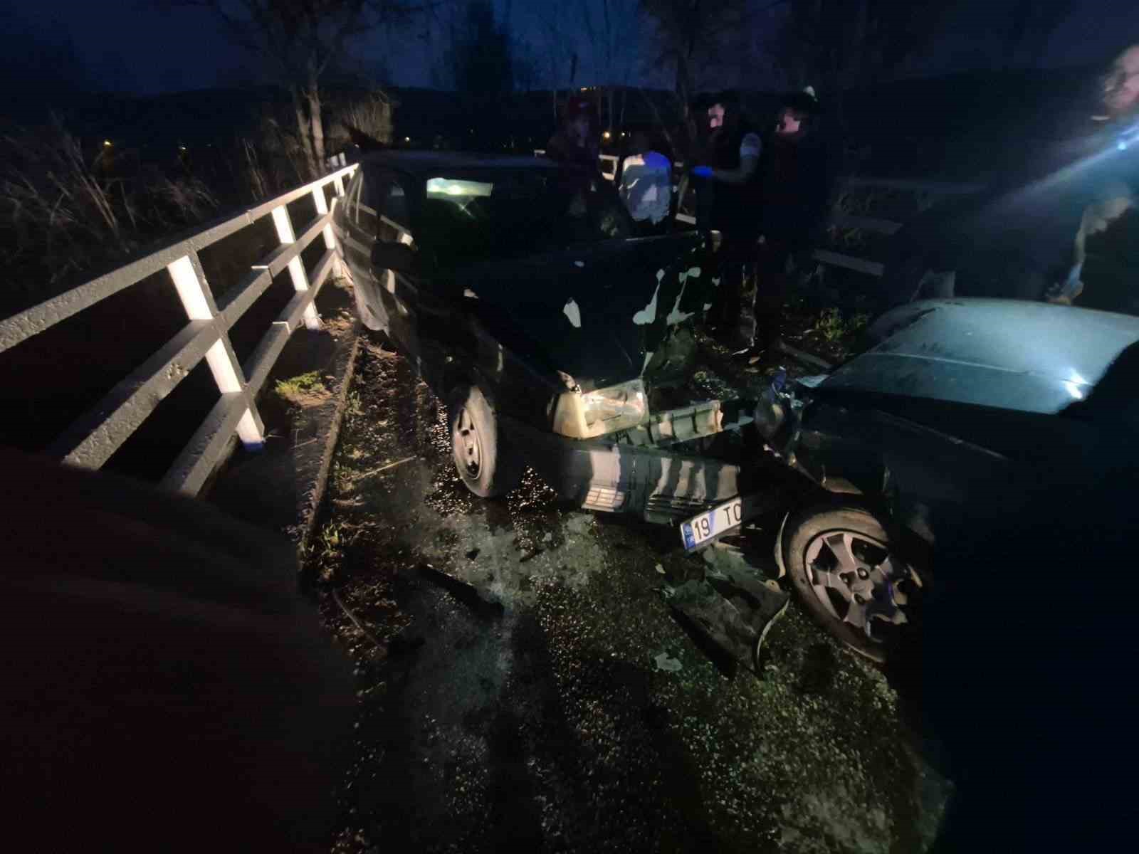 Bursa’da iki otomobil kafa kafaya çarpıştı: 3 yaralı
