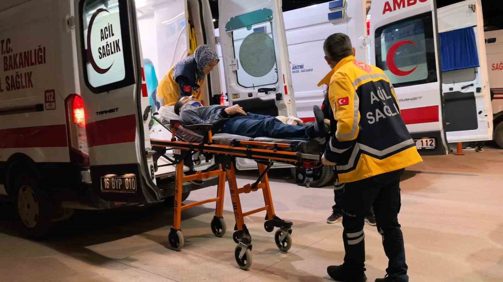 Bursa’da iki otomobil kafa kafaya çarpıştı: 3 yaralı
