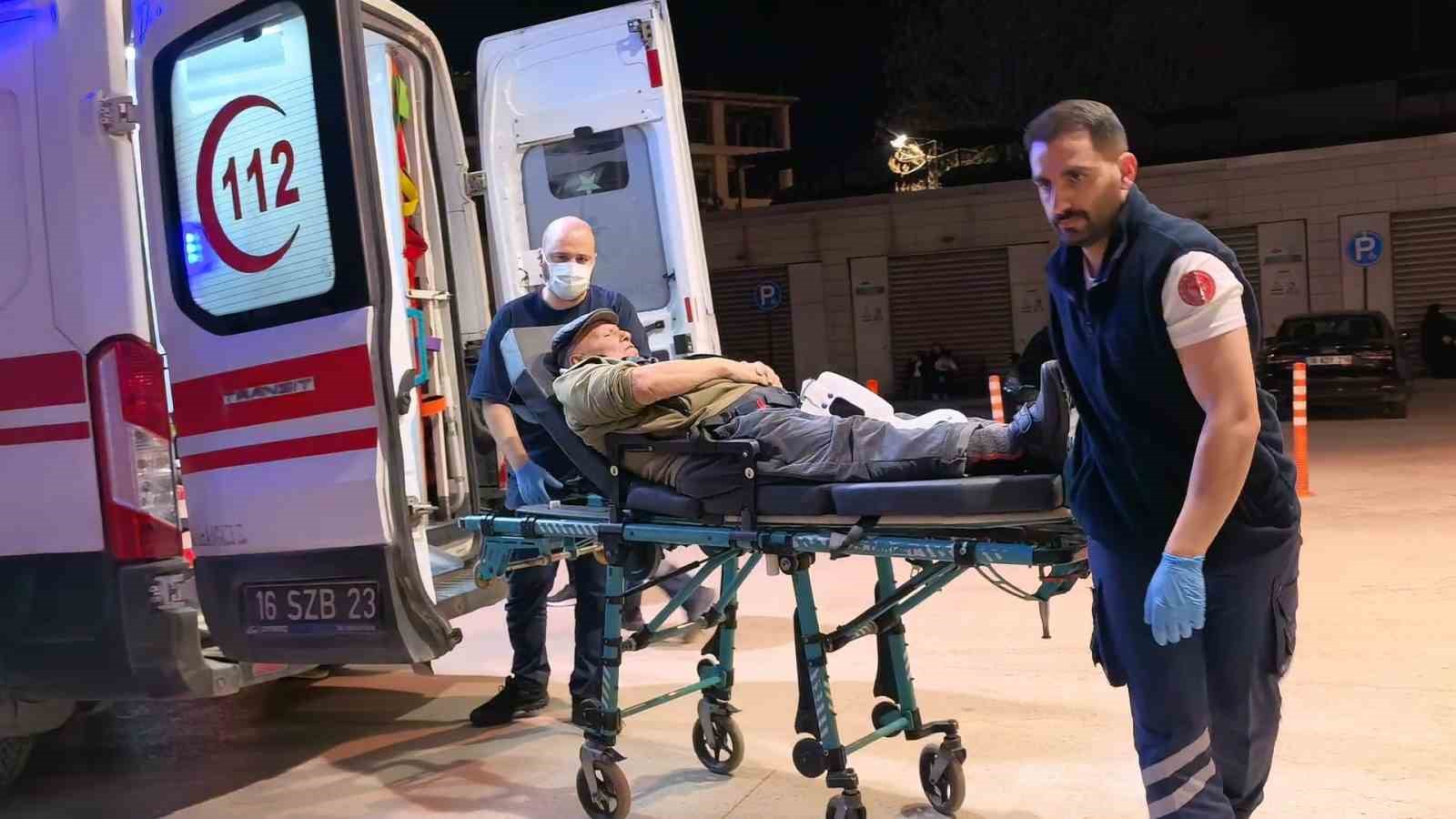 Bursa’da iki otomobil kafa kafaya çarpıştı: 3 yaralı
