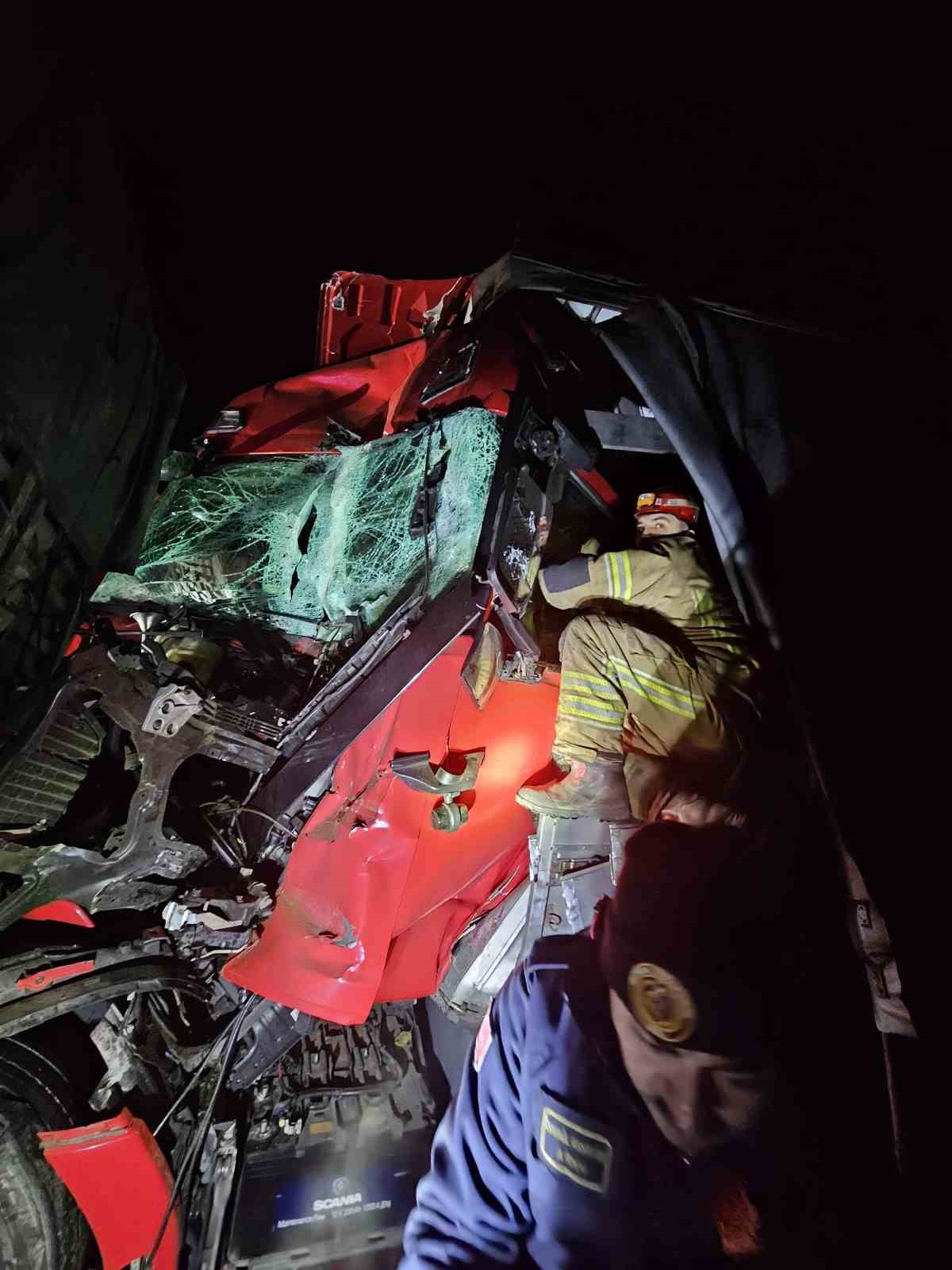 Bursa’da iki tırın çarpıştığı kazada 1 kişi hayatını kaybetti
