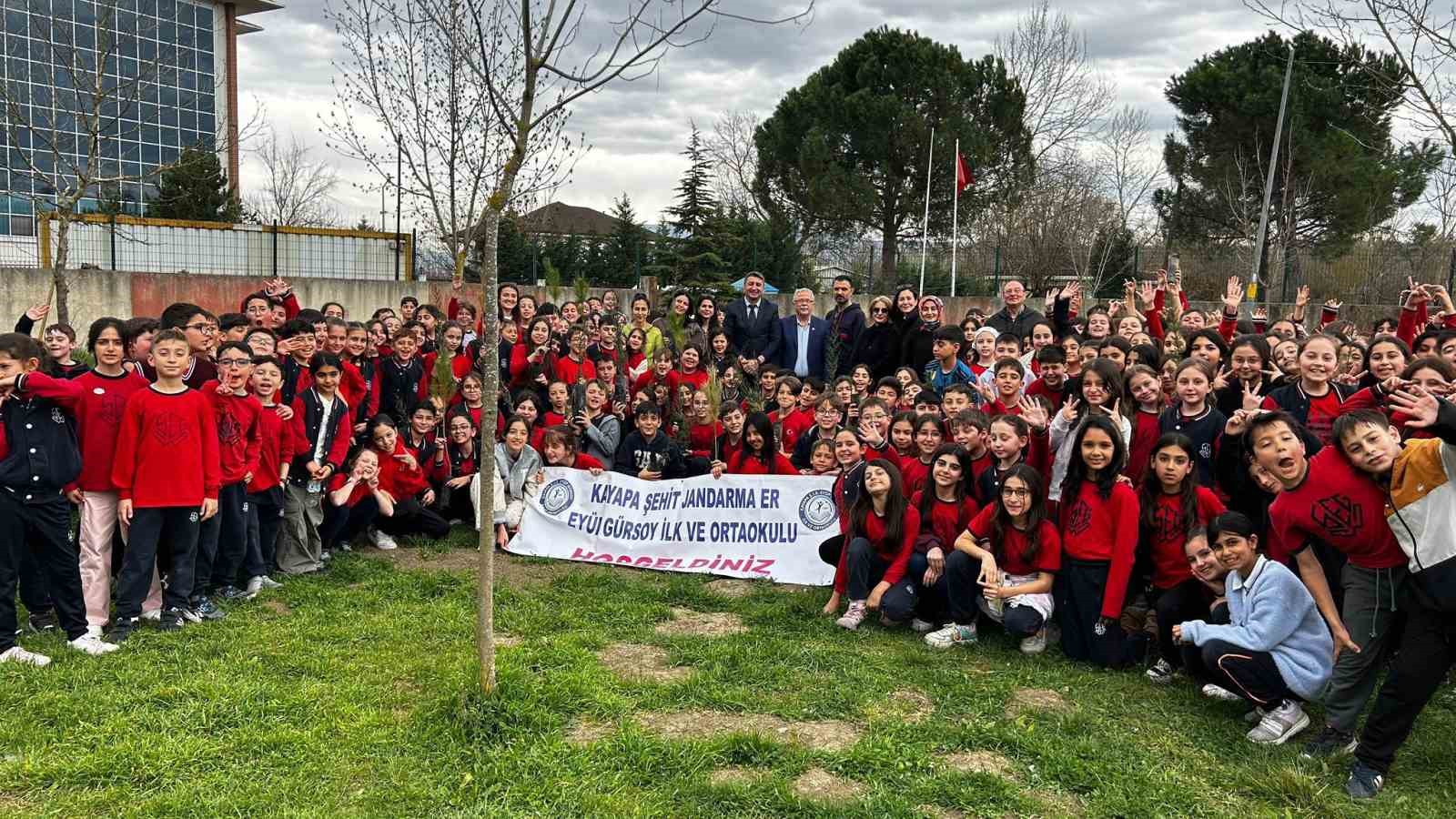 Bursa’da ilköğretim öğrencileri selvi fidanı diktiler
Bursa’da ilköğretim öğrencileri selvi fidanı diktiler