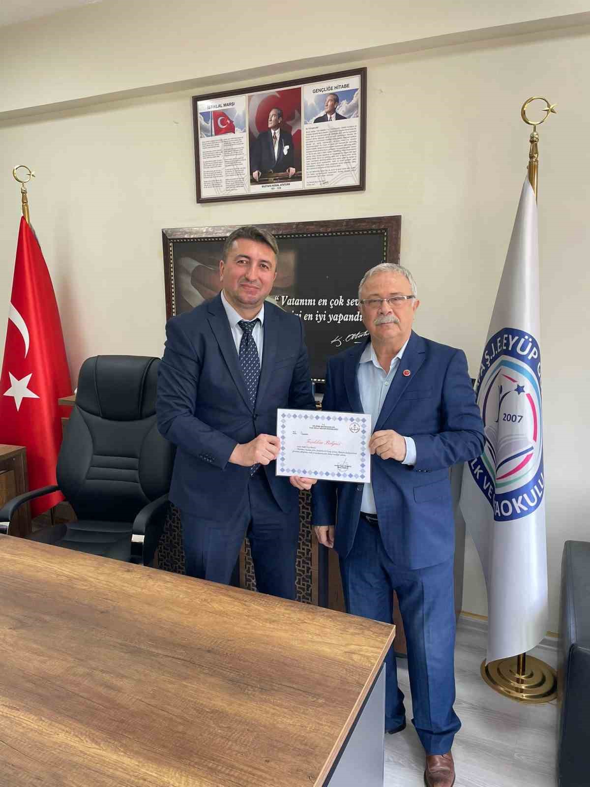 Bursa’da ilköğretim öğrencileri selvi fidanı diktiler
Bursa’da ilköğretim öğrencileri selvi fidanı diktiler