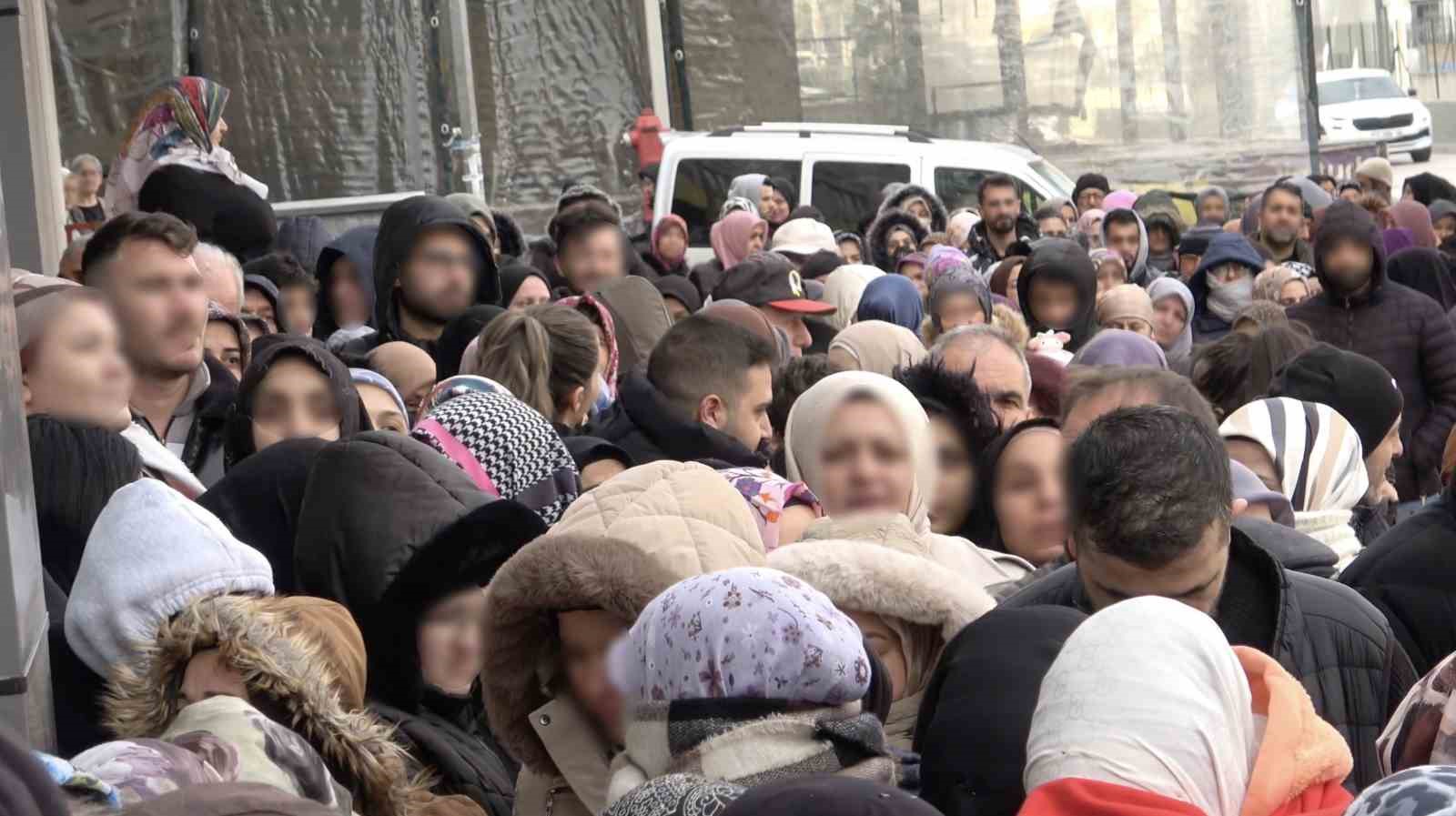 Bursa’da indirim izdihamı: 100 liralık alışveriş için dondurucu soğukta saatlerce beklediler
