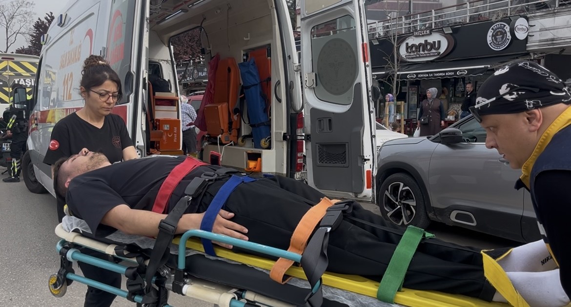 Bursa’da işçi servisine motosiklet çarptı: 2 yaralı
