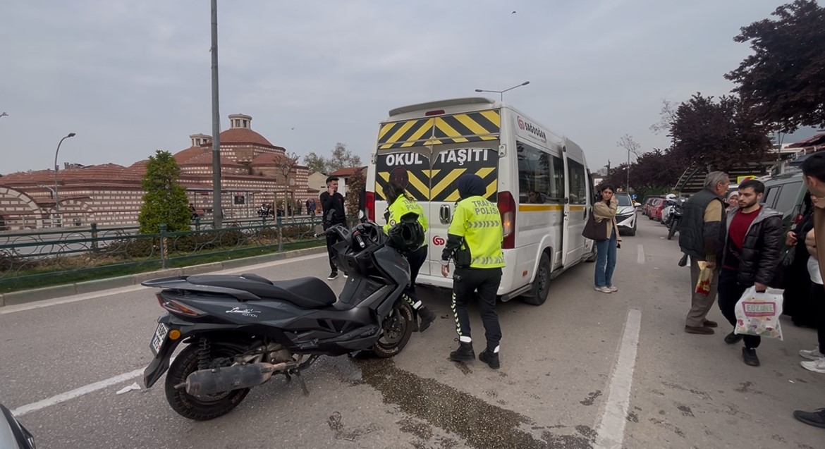 Bursa’da işçi servisine motosiklet çarptı: 2 yaralı
