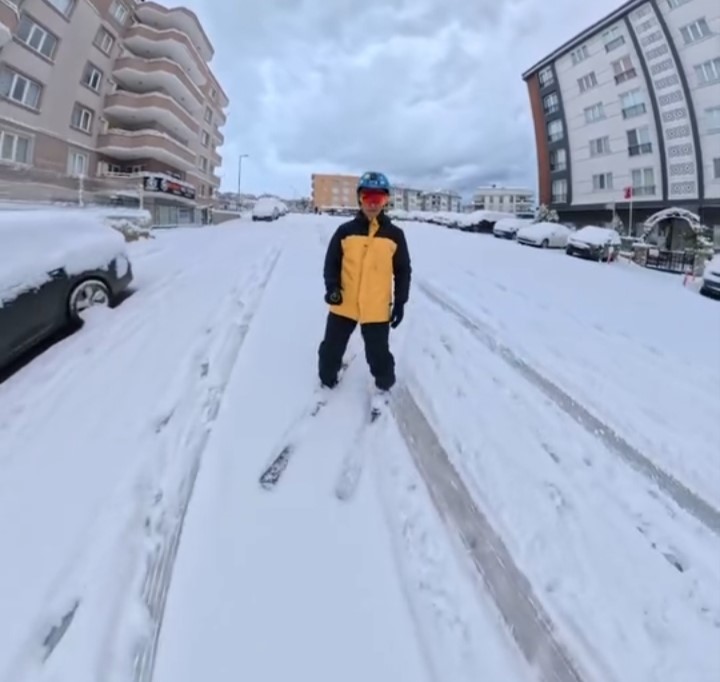 Bursa’da işe kayakla gitti
