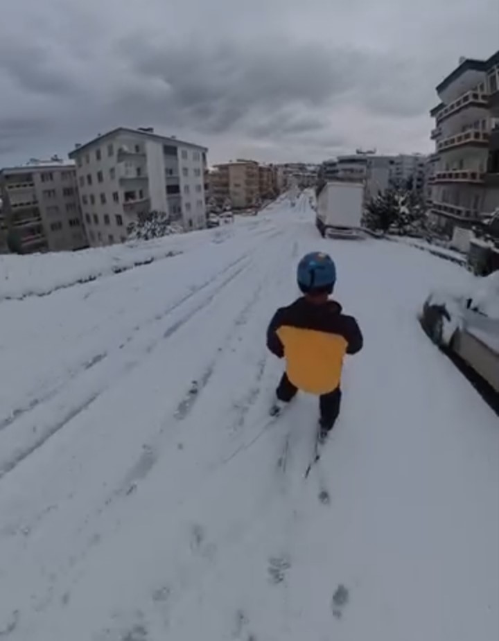 Bursa’da işe kayakla gitti
