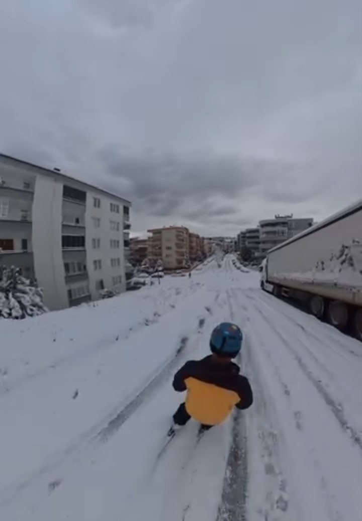 Bursa’da işe kayakla gitti
