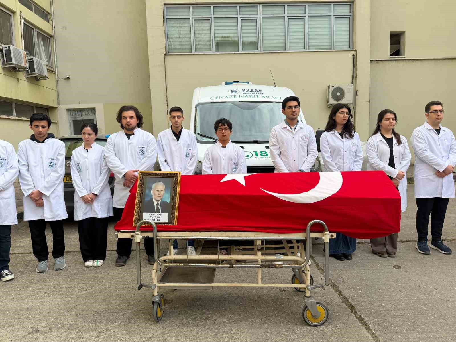 Bursa’da kadavraya vefa töreni: 6 yıl tıp eğitimine katkı sağladı, ailesine teslim edildi
