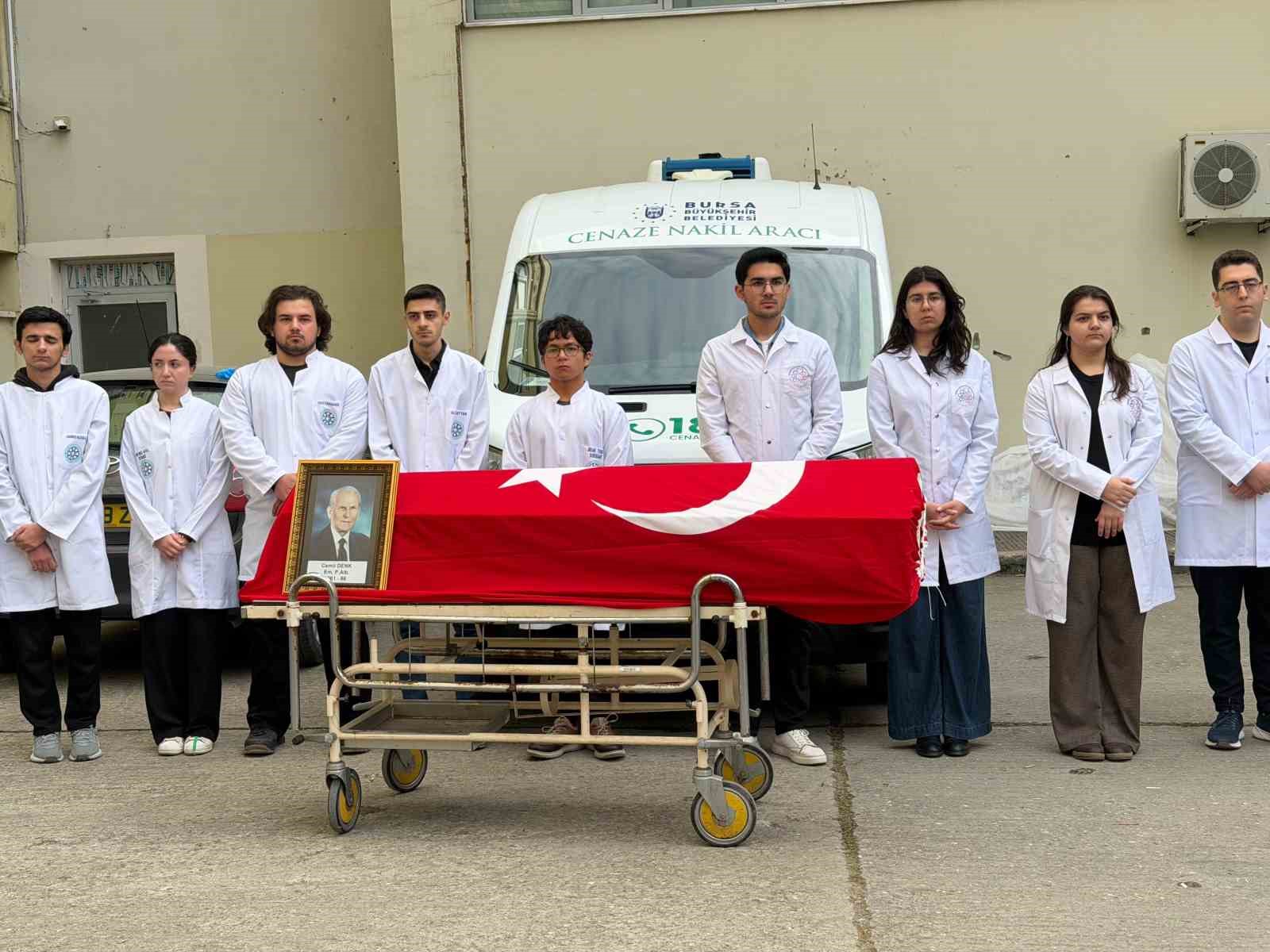 Bursa’da kadavraya vefa töreni: 6 yıl tıp eğitimine katkı sağladı, ailesine teslim edildi
