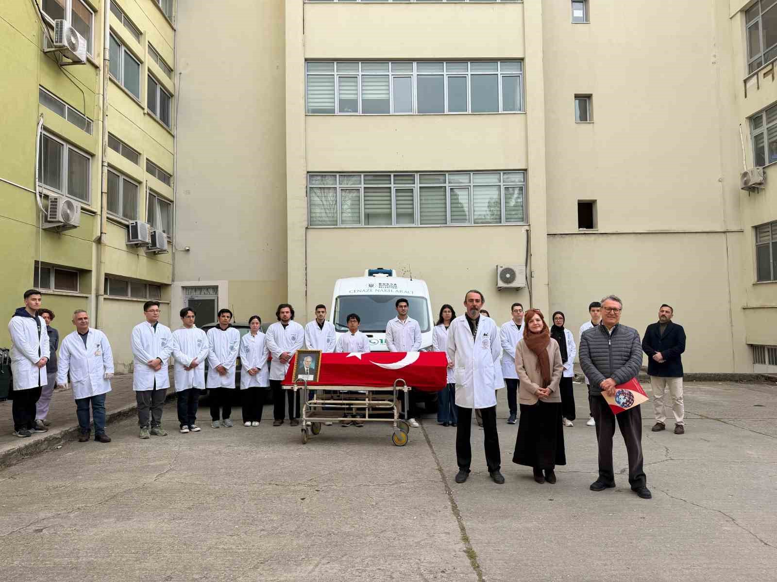 Bursa’da kadavraya vefa töreni: 6 yıl tıp eğitimine katkı sağladı, ailesine teslim edildi
