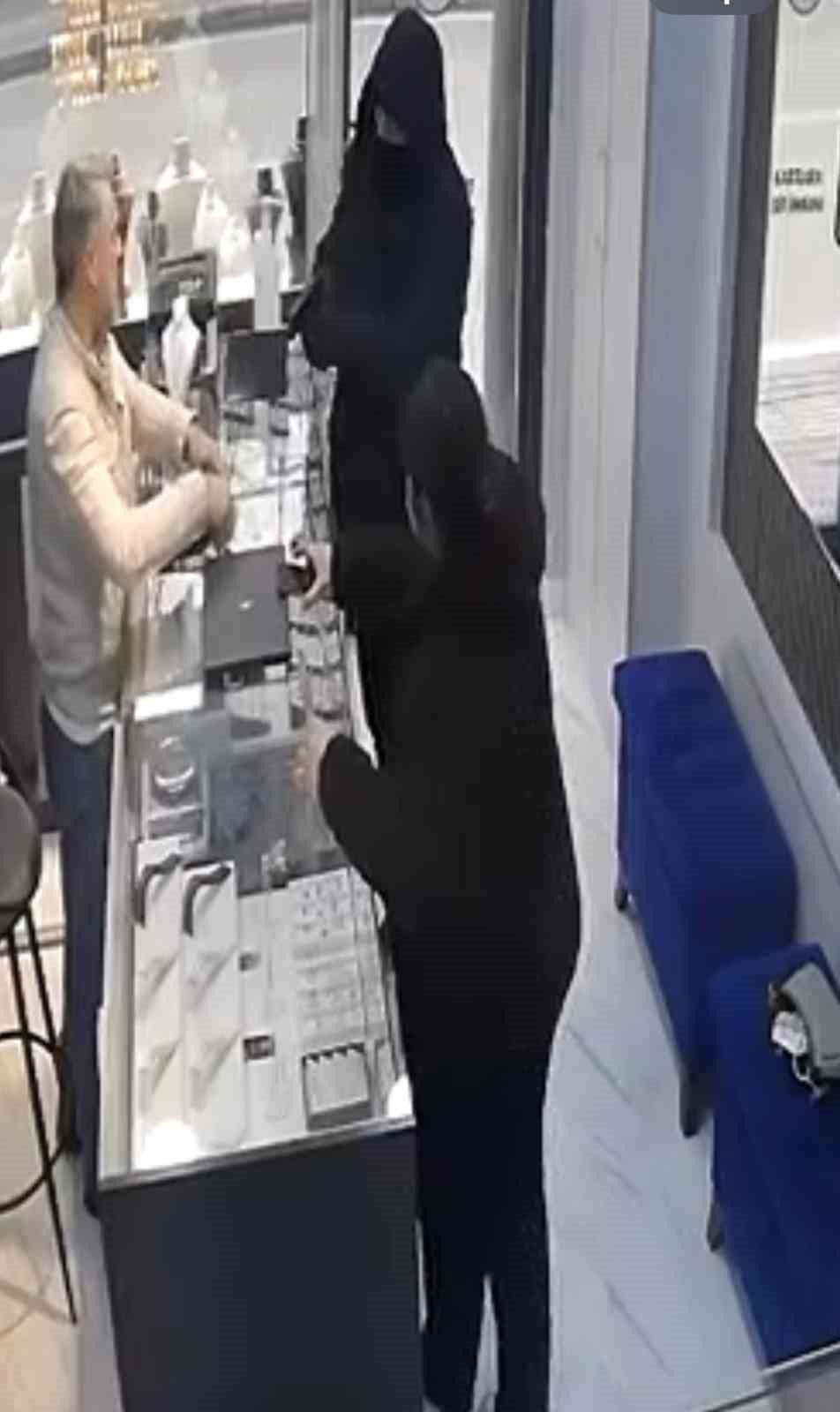 Bursa’da kamera şakası gibi soygun girişimi kamerada
