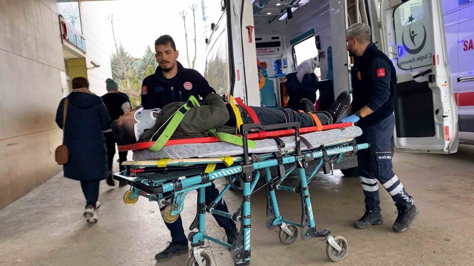 Bursa’da kamyonet ile hafif ticari araç çarpıştı: 4 yaralı
