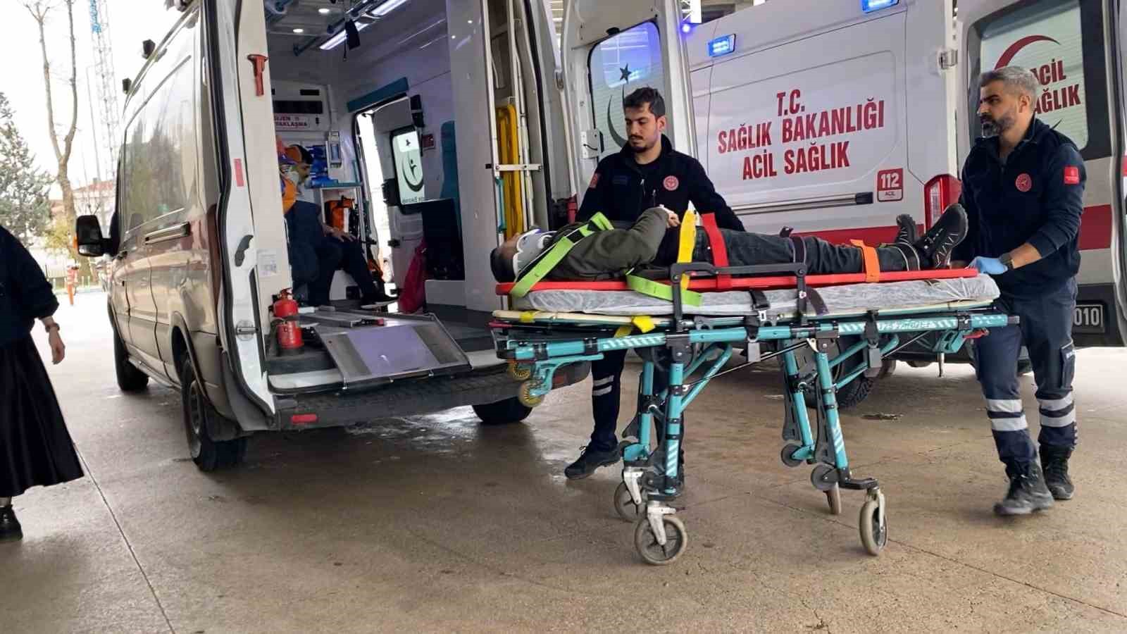 Bursa’da kamyonet ile hafif ticari araç çarpıştı: 4 yaralı
