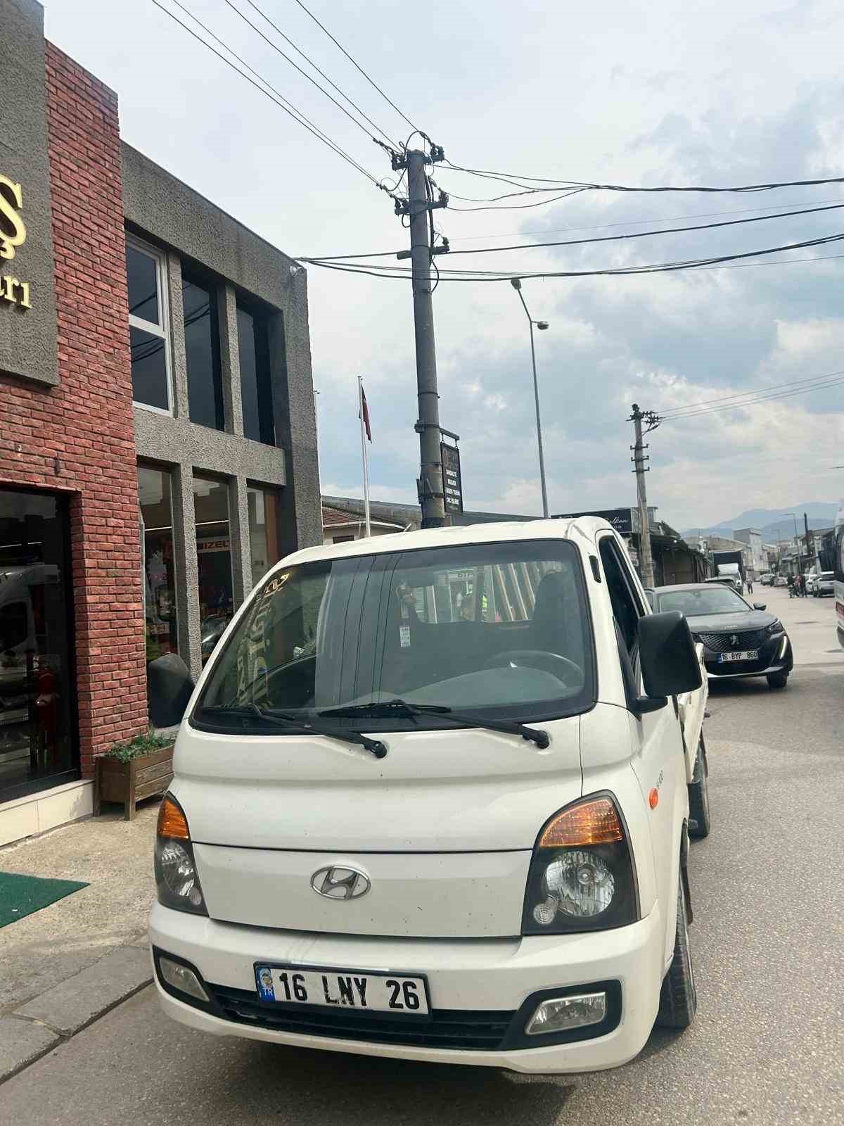 Bursa’da kamyonet ile motosiklet çarpıştı: 1 yaralı
