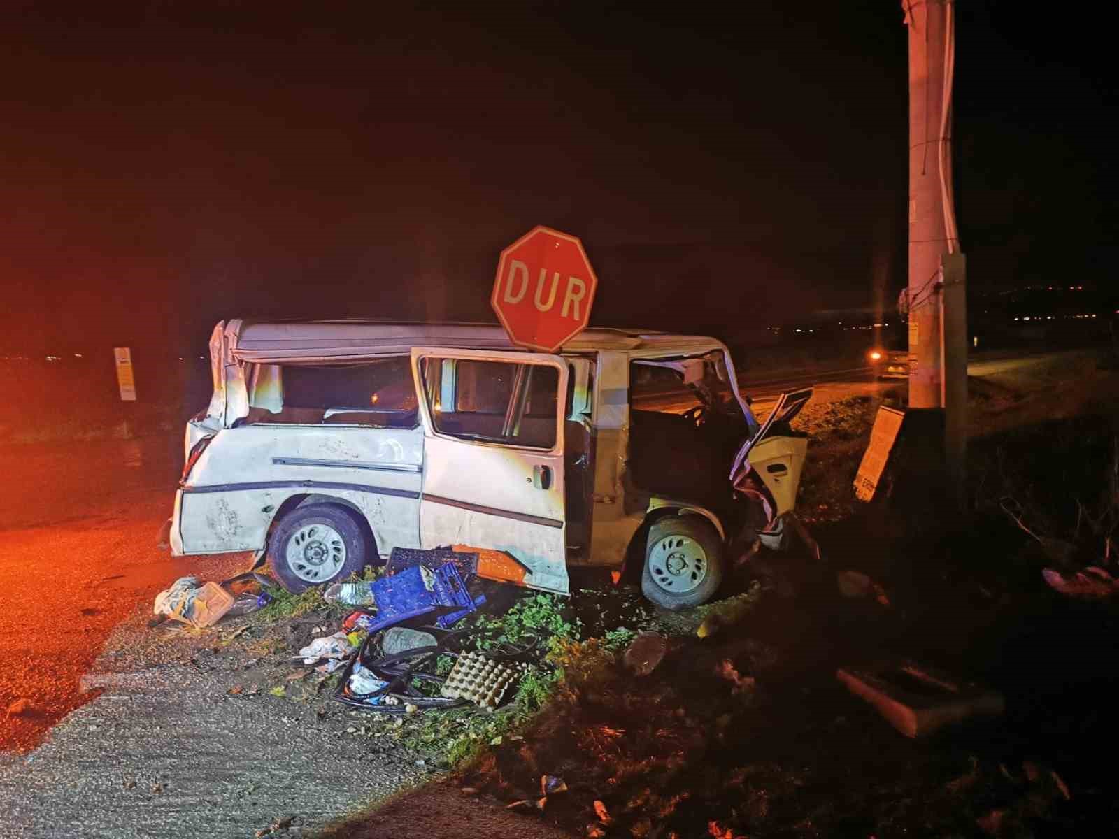 Bursa’da kamyonet ile otomobil çarpıştı: 2 yaralı
