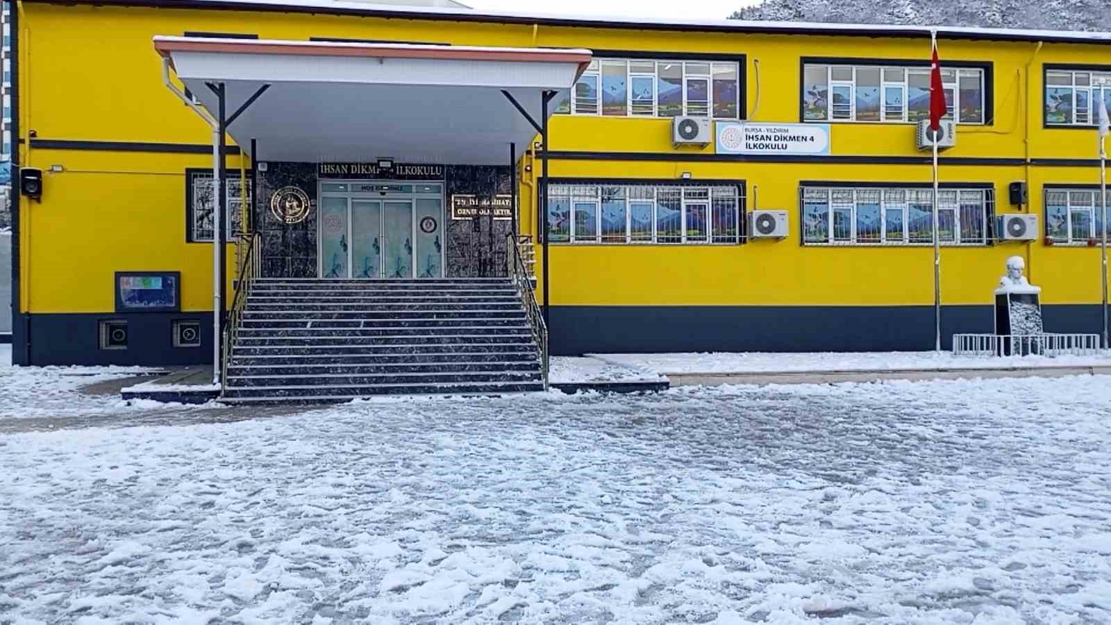 Bursa’da kar yağışı eğitimi de etkiledi
