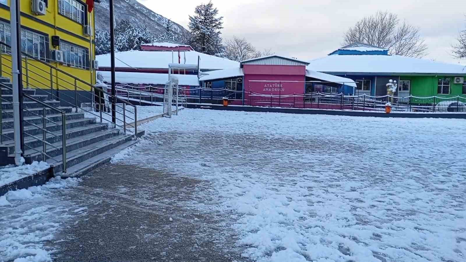 Bursa’da kar yağışı eğitimi de etkiledi
