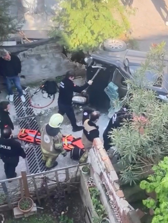 Bursa’da kaza yapan araç merdivenlerden yuvarlandı: 1 yaralı
