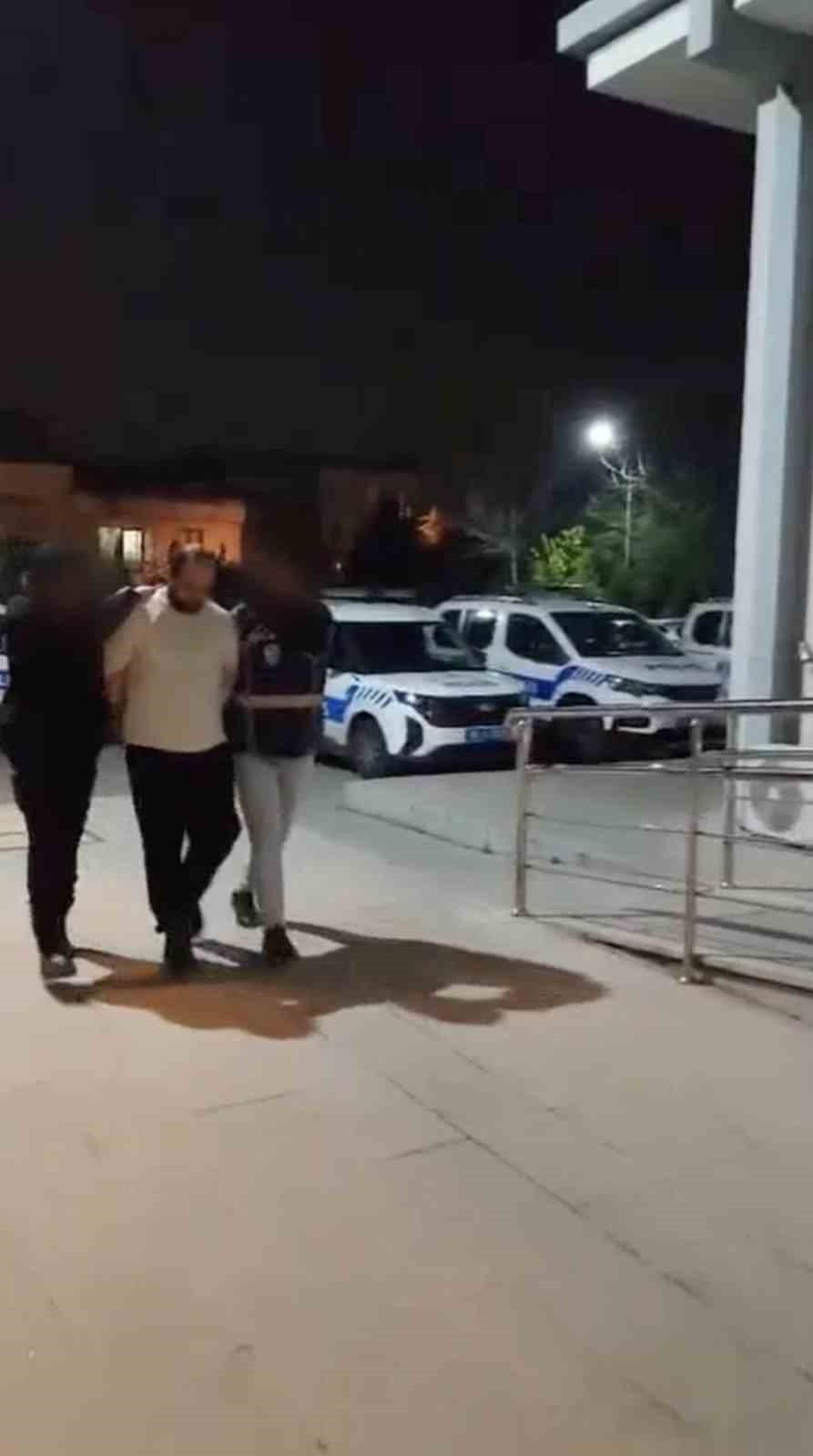 Bursa’da kesinleşmiş hapis cezası bulunan 2 firari yakalandı
