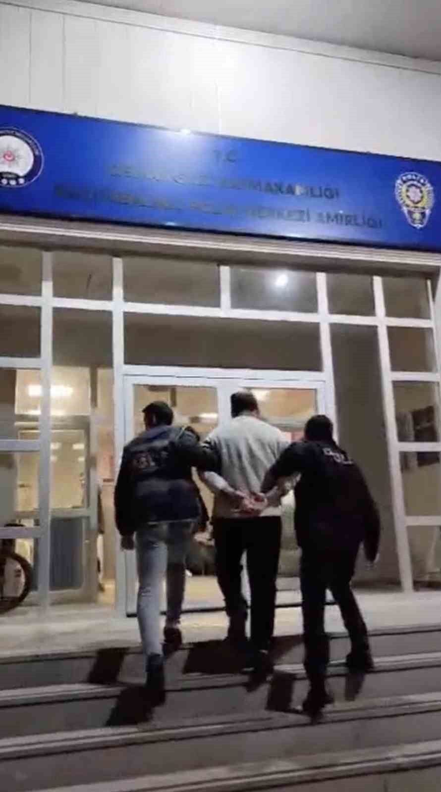 Bursa’da kesinleşmiş hapis cezası bulunan 2 firari yakalandı
