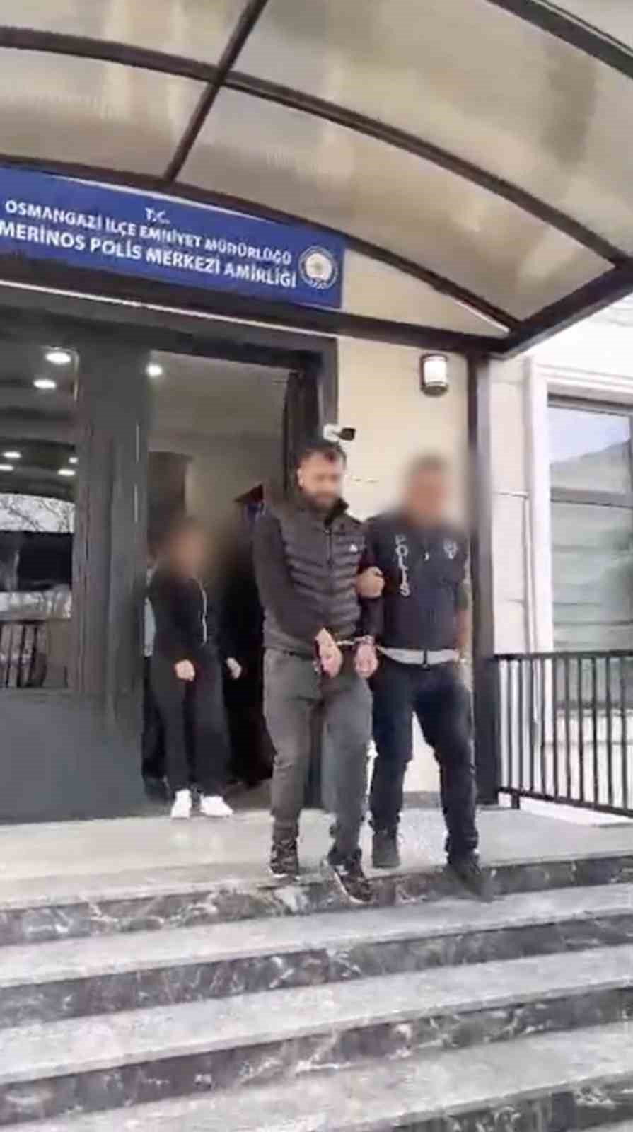 Bursa’da kesinleşmiş hapis cezası bulunan 2 firari yakalandı
