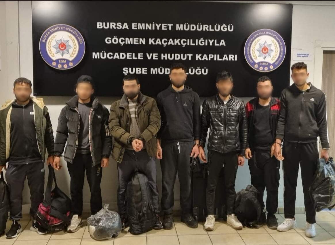 Bursa’da kiralık evde kaçak göçmen ağı polis operasyonuyla çökertildi
Bursa’da kiralık evde kaçak göçmen ağı polis operasyonuyla çökertildi