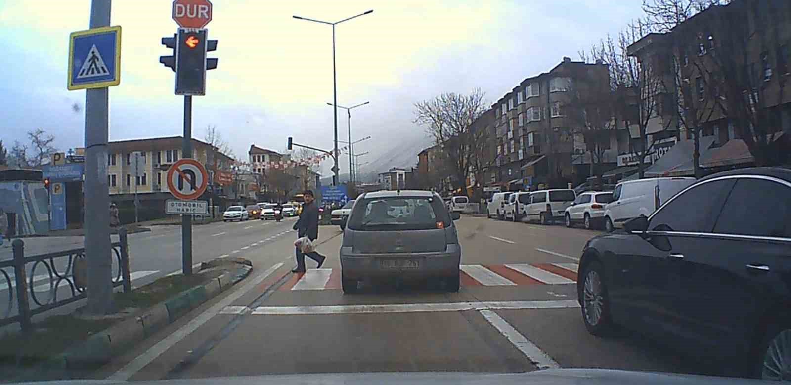 Bursa’da kırmızı ışık ihlali kaza getiriyordu...Yayanın canını hiçe saydı
