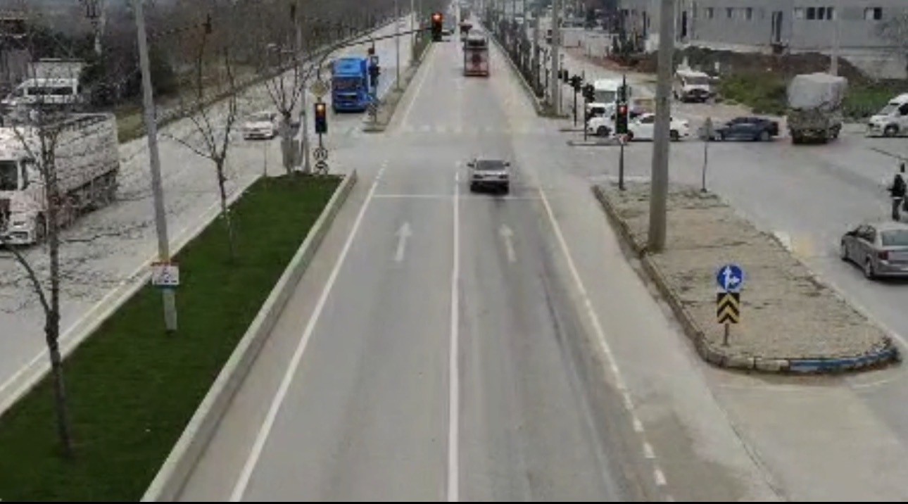 Bursa’da kırmızı ışık ihlali yapan araçlar dron ile böyle tespit edildi
