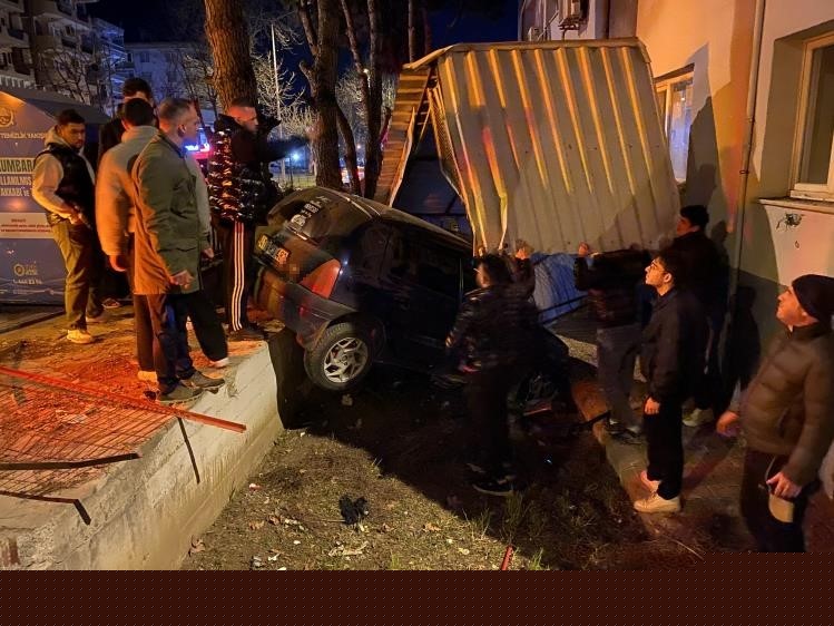 Bursa’da kontrolden çıkan araç apartmanın bahçesine savruldu
