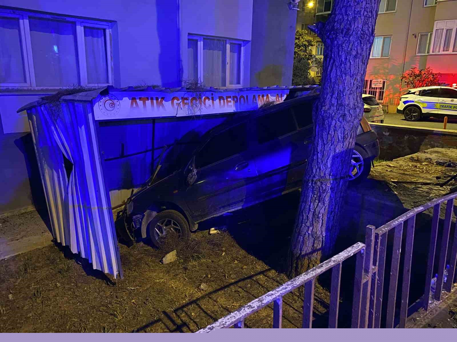 Bursa’da kontrolden çıkan araç apartmanın bahçesine savruldu
