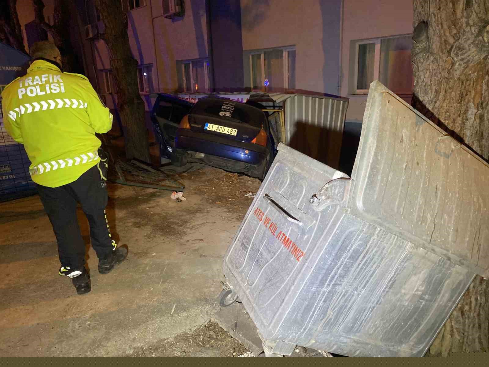 Bursa’da kontrolden çıkan araç apartmanın bahçesine savruldu
