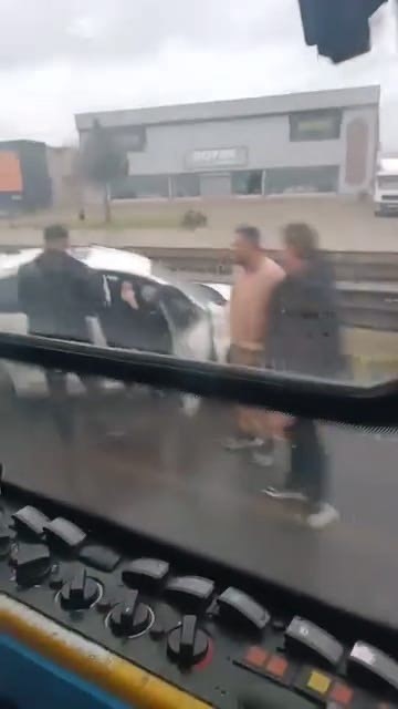 Bursa’da kontrolden çıkan otomobil prefabrik yapıya girdi
