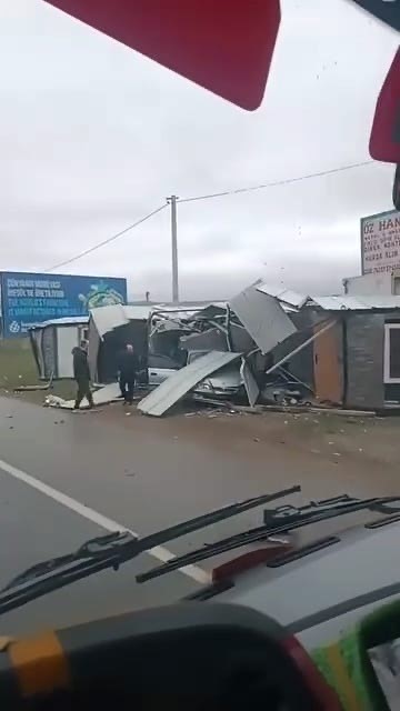 Bursa’da kontrolden çıkan otomobil prefabrik yapıya girdi

