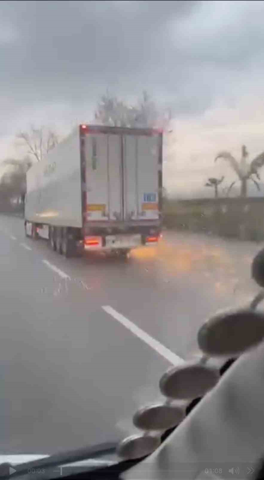 Bursa’da korku dolu anlar, direği deviren TIR olay yerinden kaçtı
