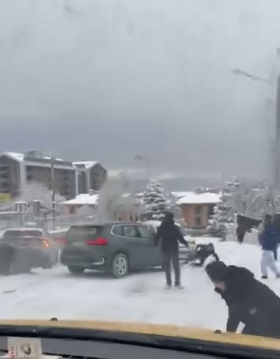 Bursa’da korku dolu anlar: Kayan araç vatandaşların arasına daldı
