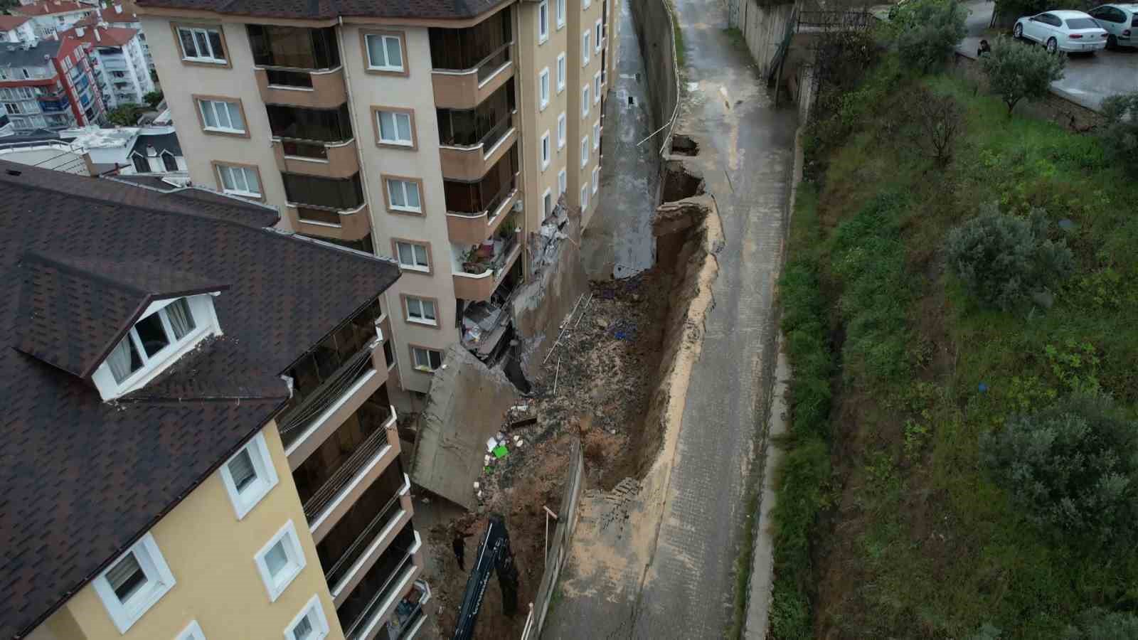 Bursa’da korkutan göçük havadan görüntülendi...Balkonlar yıkıldı, araçlar enkaz altında
