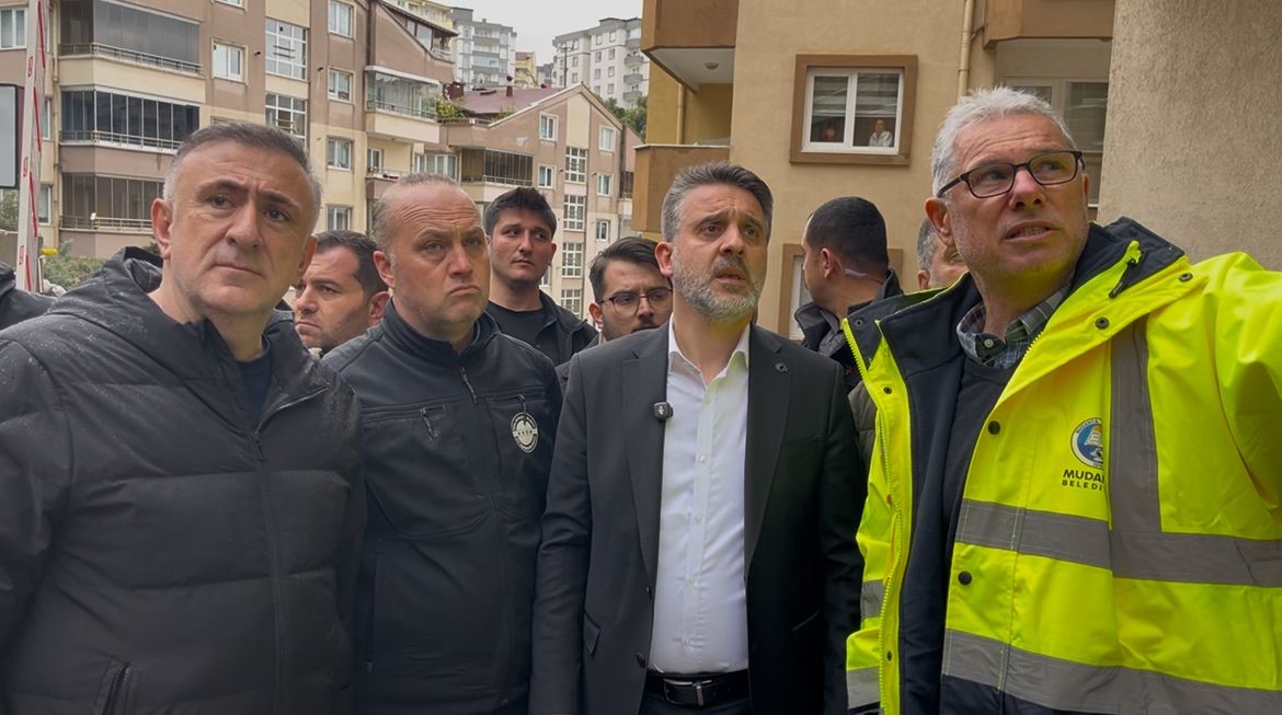 Bursa’da korkutan göçük havadan görüntülendi...Balkonlar yıkıldı, araçlar enkaz altında
