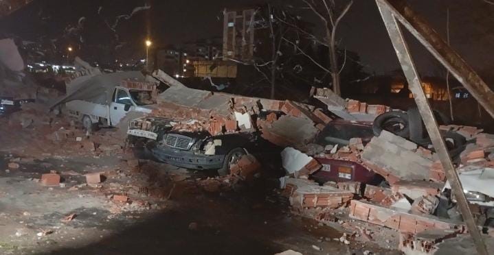 Bursa’da lodos duvarı devirdi, altında kalan 10 araç hasar gördü
Bursa’da lodos duvarı devirdi, altında kalan 10 araç hasar gördü