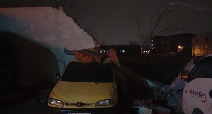 Bursa’da lodos duvarı devirdi, altında kalan 10 araç hasar gördü
Bursa’da lodos duvarı devirdi, altında kalan 10 araç hasar gördü