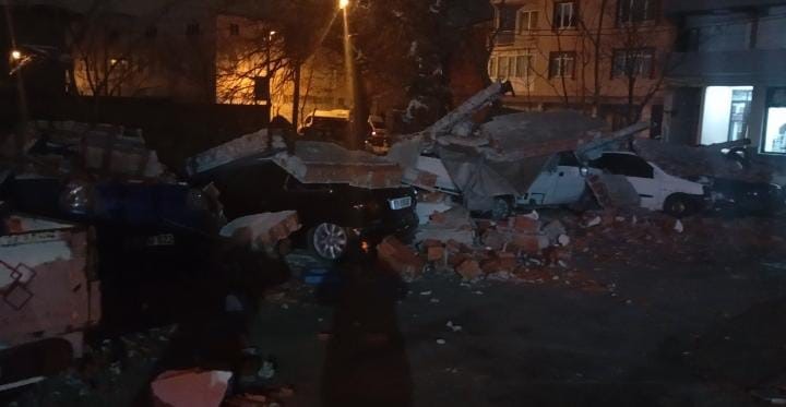 Bursa’da lodos duvarı devirdi, altında kalan 10 araç hasar gördü
Bursa’da lodos duvarı devirdi, altında kalan 10 araç hasar gördü