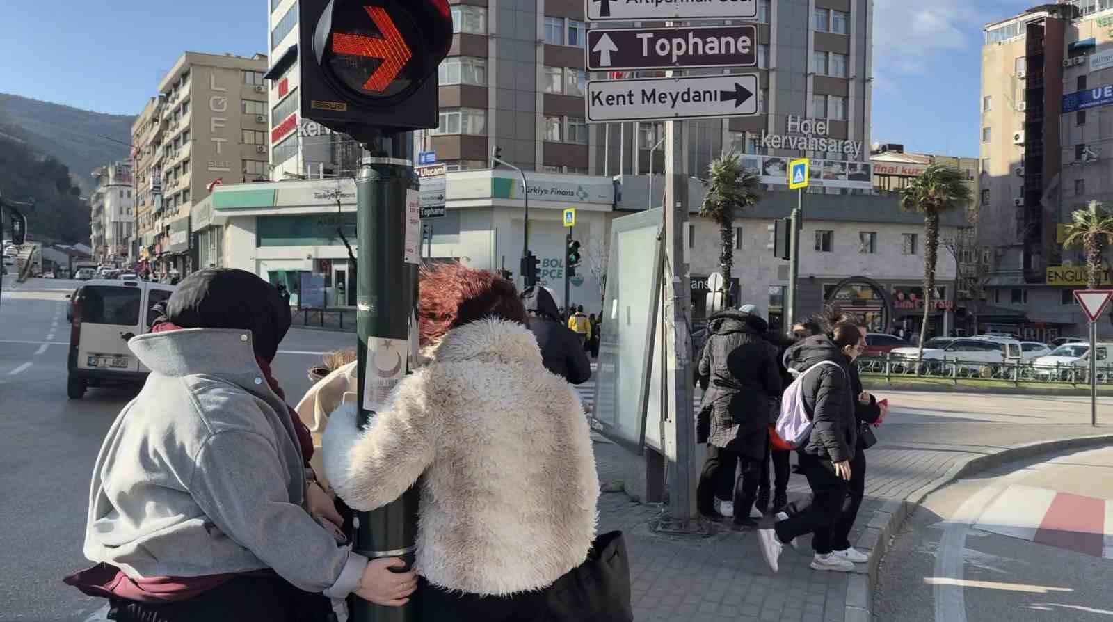 Bursa’da lodos zor anlar yaşattı: trafik lambasına tutundular
