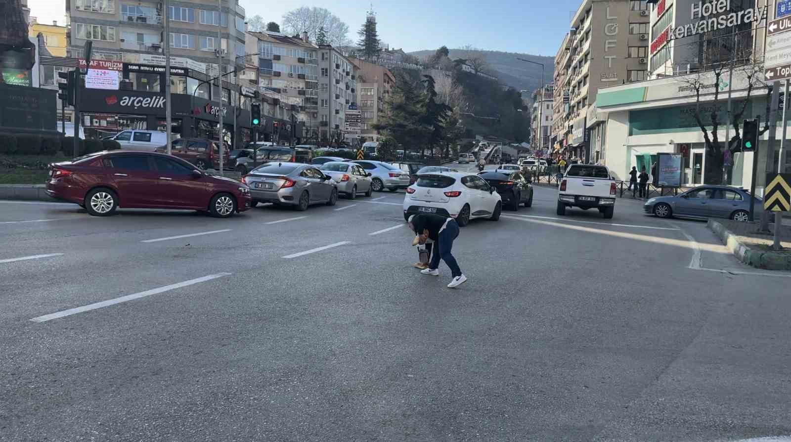 Bursa’da lodos zor anlar yaşattı: trafik lambasına tutundular
