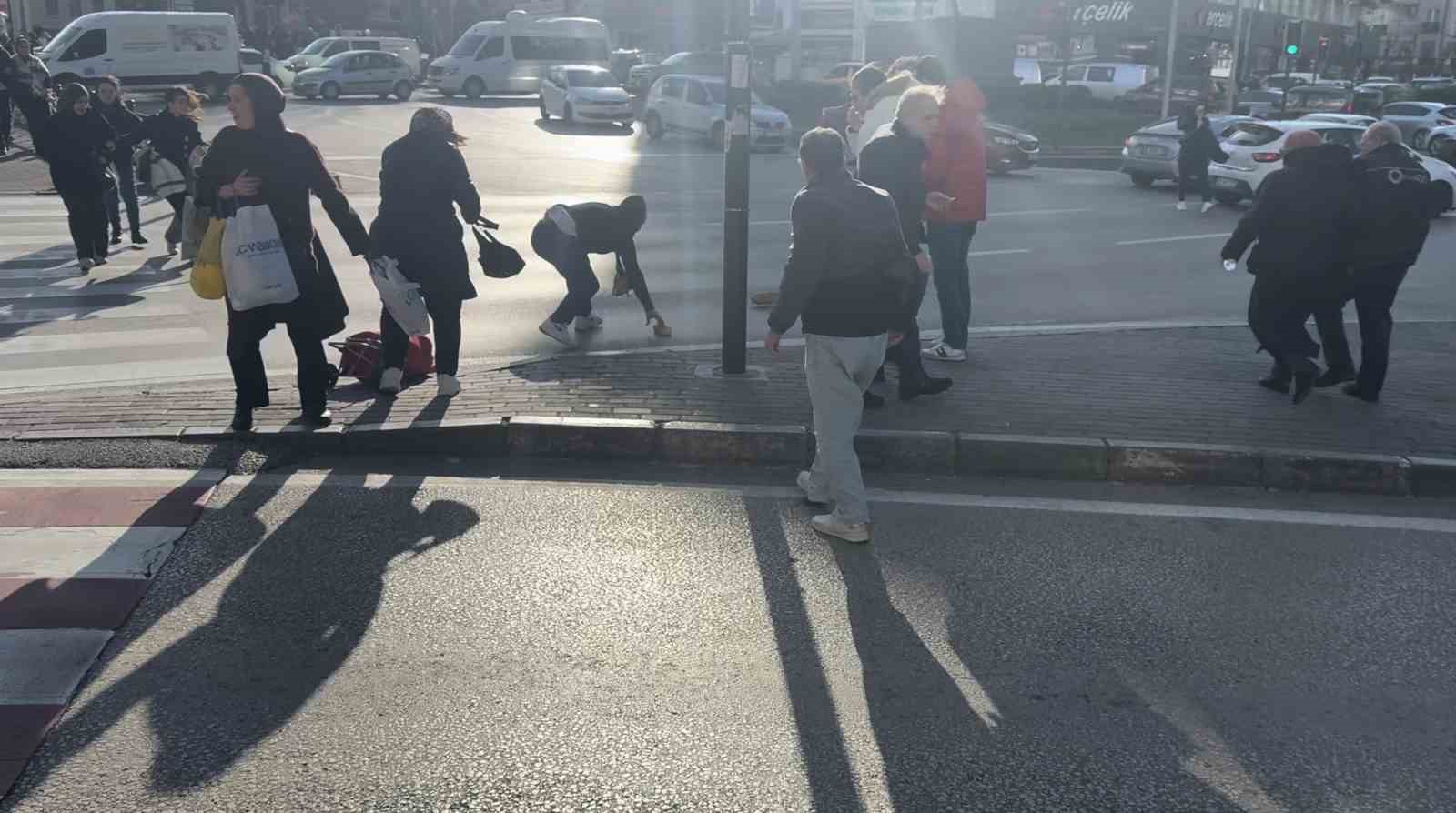 Bursa’da lodos zor anlar yaşattı: trafik lambasına tutundular
