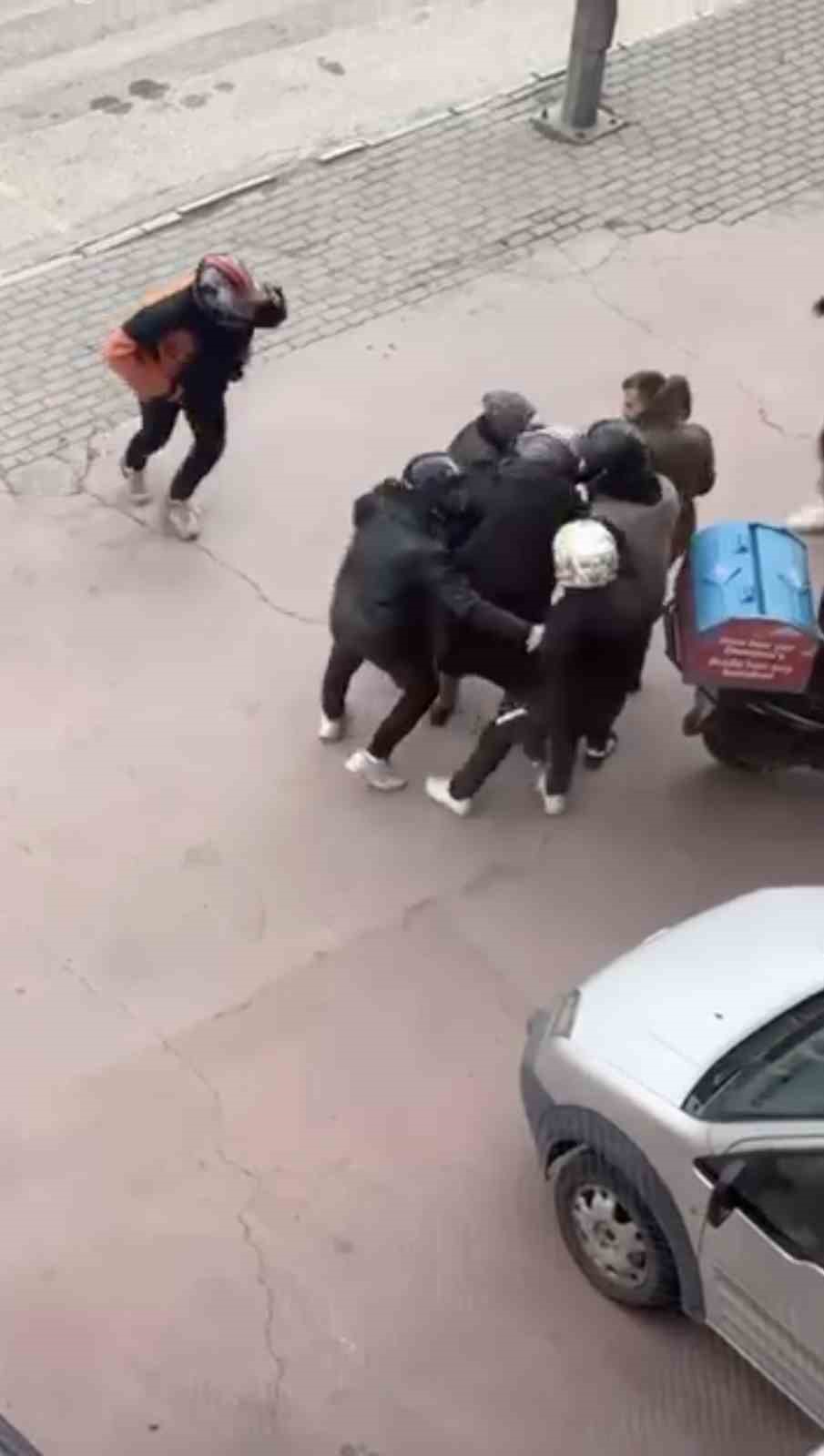 Bursa’da lodosa yakalanan yaşlı kadına kuryeler siper oldu
