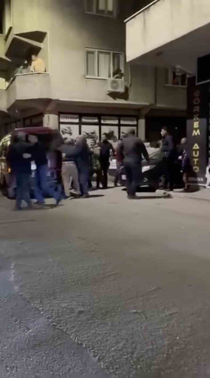 Bursa’da mahallede aileler arası kavga bir anda büyüdü
