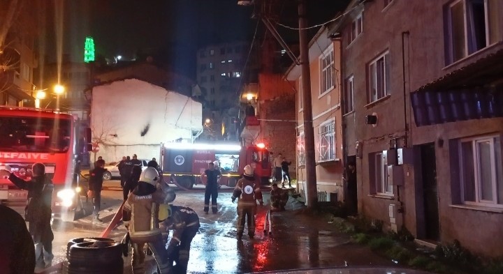 Bursa’da metruk binanın çatı katı alevlere teslim oldu
