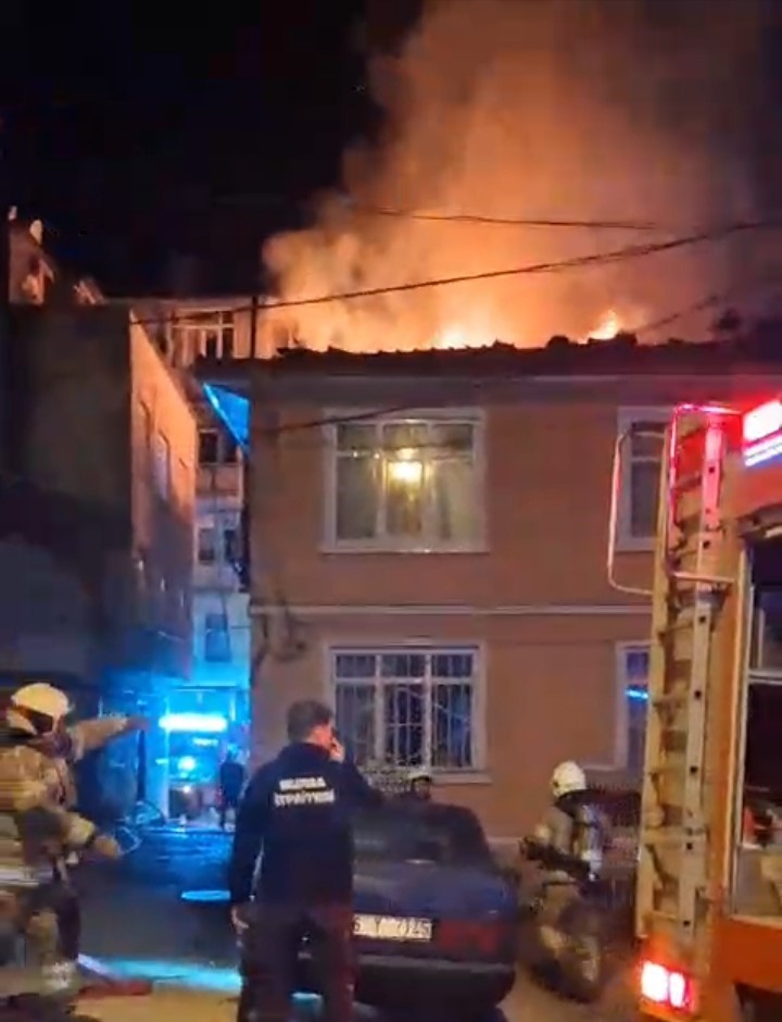 Bursa’da metruk binanın çatı katı alevlere teslim oldu
