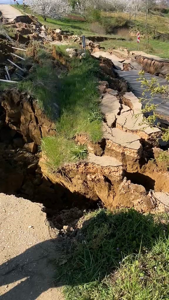 Bursa’da meydana gelen heyelan yolu parçalara ayırdı
